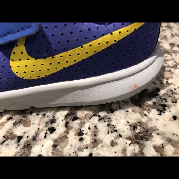 Boys tennis shoes size 9 - Picture 2 of 4